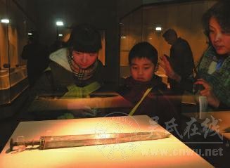 吴王夫差剑亮相西安 2400多年仍锋利无比(图)
